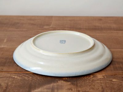 虹色の粒か散らばる、個性的な器。