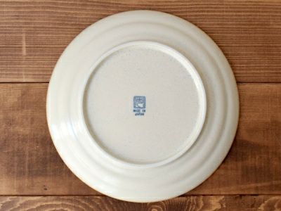 虹色の粒か散らばる、個性的な器。