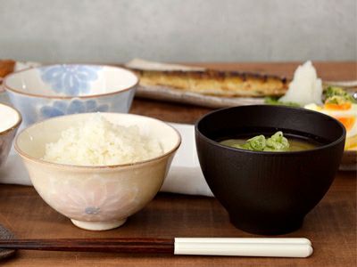 淡く華やかな手描きのお茶碗。