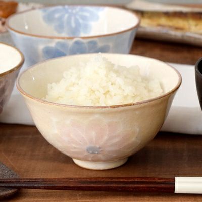 淡く華やかな手描きのお茶碗。