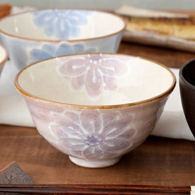 淡く華やかな手描きのお茶碗。
