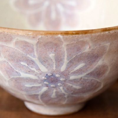 淡く華やかな手描きのお茶碗。