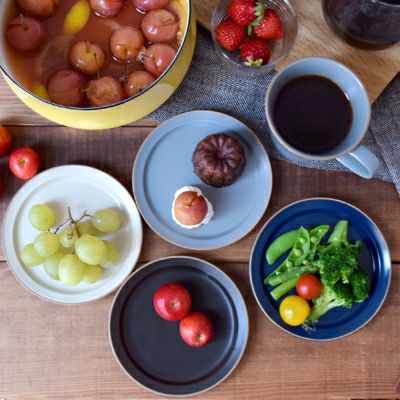 ちいさな焼き菓子やフルーツを添えておもてなし。