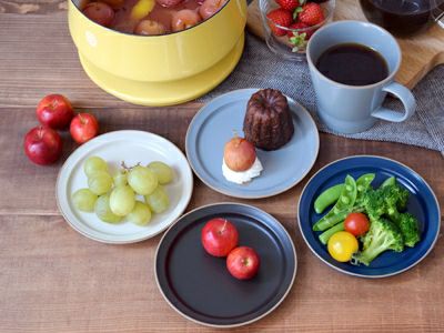 ちいさな焼き菓子やフルーツを添えておもてなし。