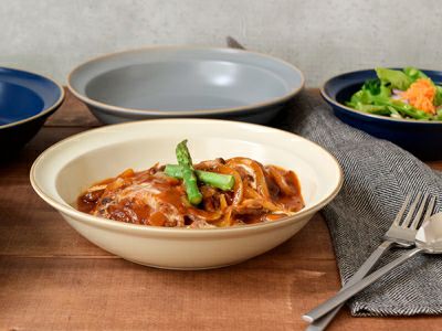 カレーやパスタ、煮物など重宝する深皿。