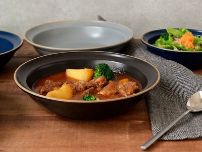 カレーやパスタ、煮物など重宝する深皿。