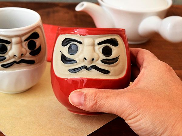 お祝いにぴったり！だるまの湯のみセット