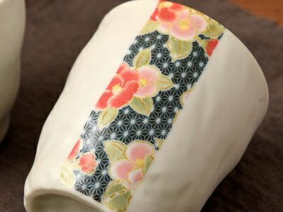 和柄の椿模様が上品、お茶の時間を華やかに彩ります。