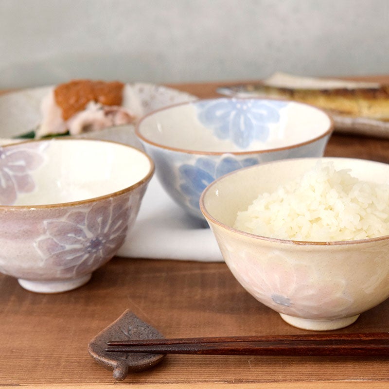 淡い花柄のお茶碗とマグカップの食器セット。誕生日、内祝いなどに最適
