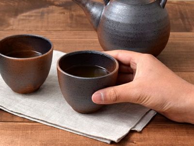 お茶の繊細さを楽しむ、趣ある雰囲気の煎茶茶碗。