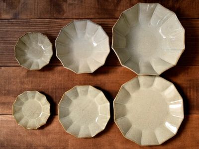 淡いお花が料理を包む器、6サイズのプレートセット。