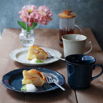 おしゃれに盛りつけができるアンティーク風プレート。