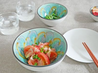 食卓に映えて個性が光る、花柄ボウル。