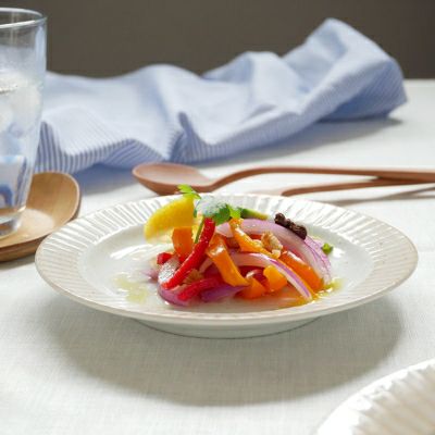 さりげなく料理を引き立ててくれるリム皿。