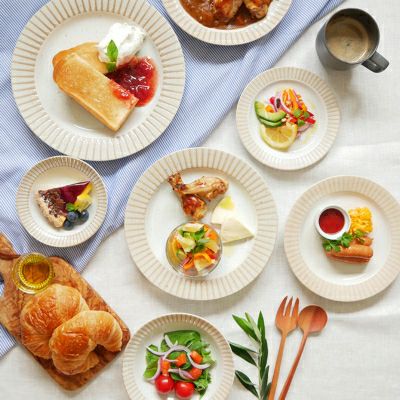さりげなく料理を引き立ててくれるリム皿。