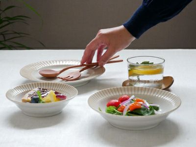 さりげなく料理を引き立ててくれるリム皿。