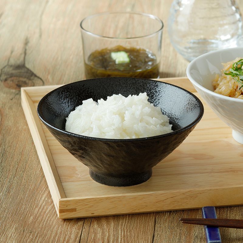 径14センチ、深さ5センチの浅い、茶碗です。 シンプルでモダンなスレート調の器