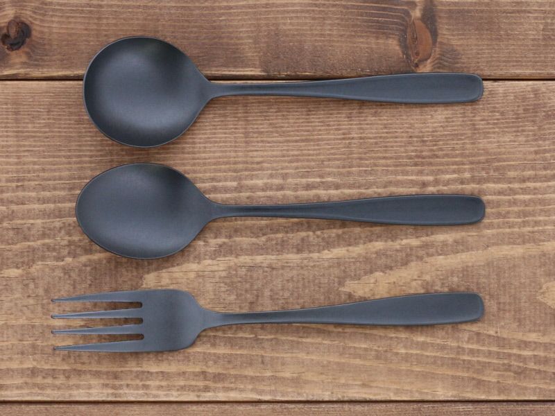 食卓をセンスアップしてくれる、ブラックマットのカトラリー。