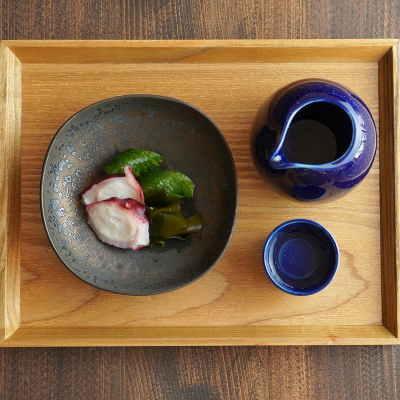 料理を引き立てる、高級感あるモダンな角皿。