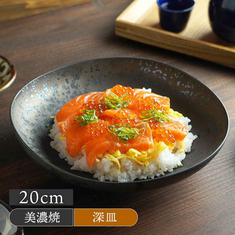 料理を引き立てる、高級感あるモダンな角皿。