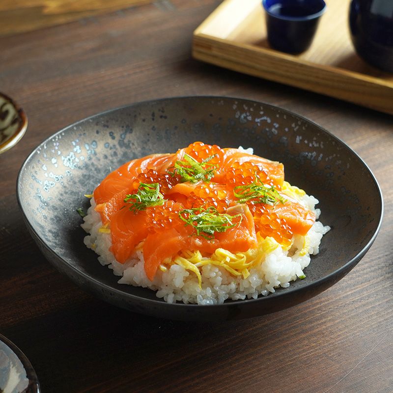 料理を引き立てる、高級感あるモダンな角皿。