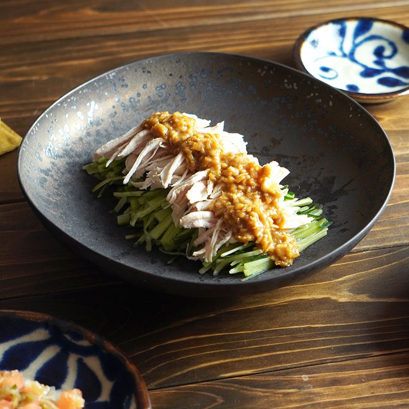 料理を引き立てる、高級感あるモダンな角皿。