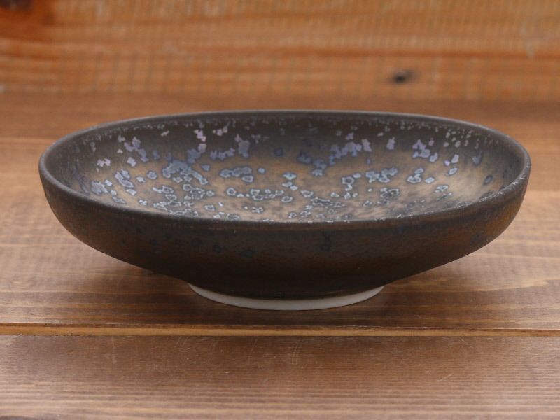 料理を引き立てる、高級感あるモダンな角皿。