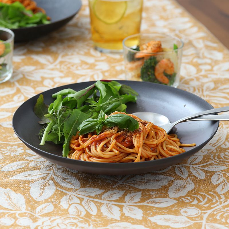 料理を引き立てる、高級感あるモダンな深皿。