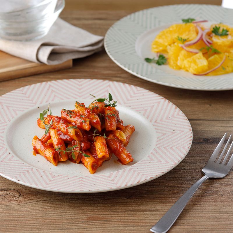 幾何学模様のモダンなプレート。