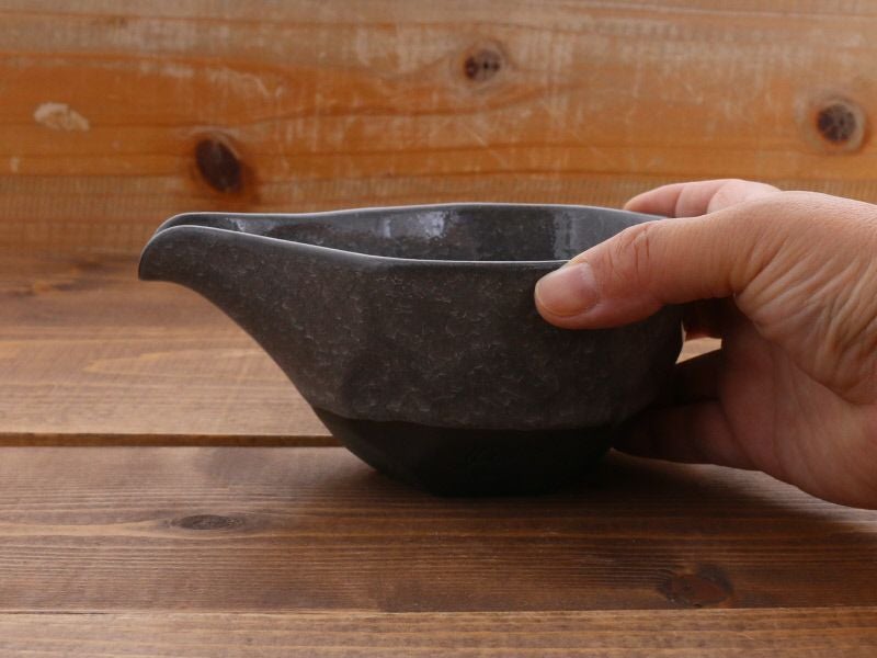 複雑に入った深みのある釉調、美しい氷裂の貫入が魅力の酒器