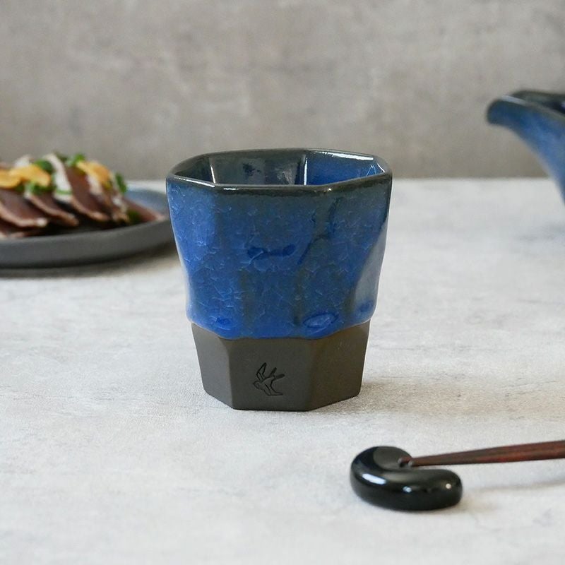 複雑に入った深みのある釉調、美しい氷裂の貫入が魅力の酒器