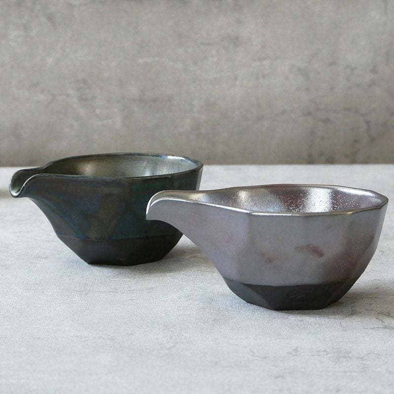 宝石を思わせるメタリックな釉薬が施された美しい酒器