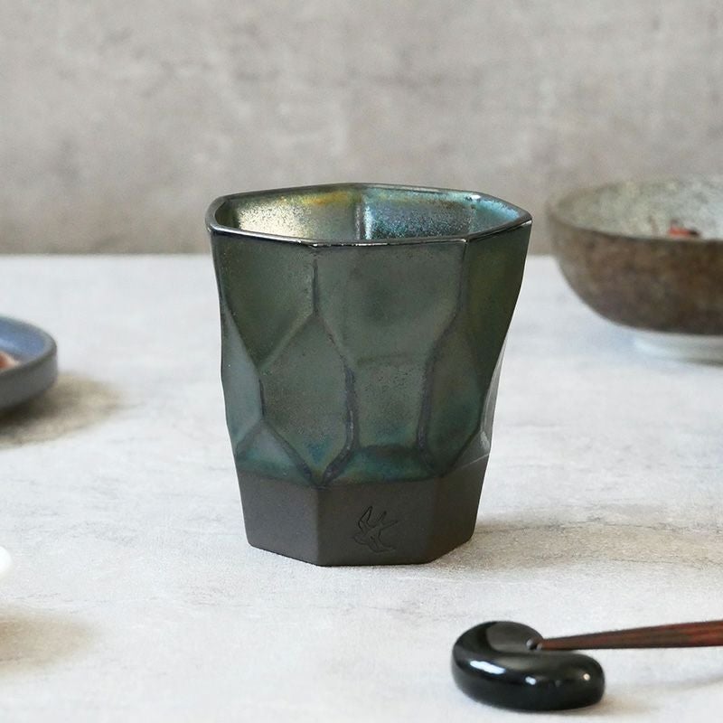 宝石を思わせるメタリックな釉薬が施された美しい酒器