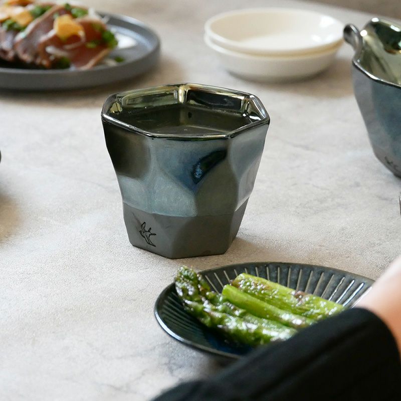 メタリックな釉薬が施された美しい酒器