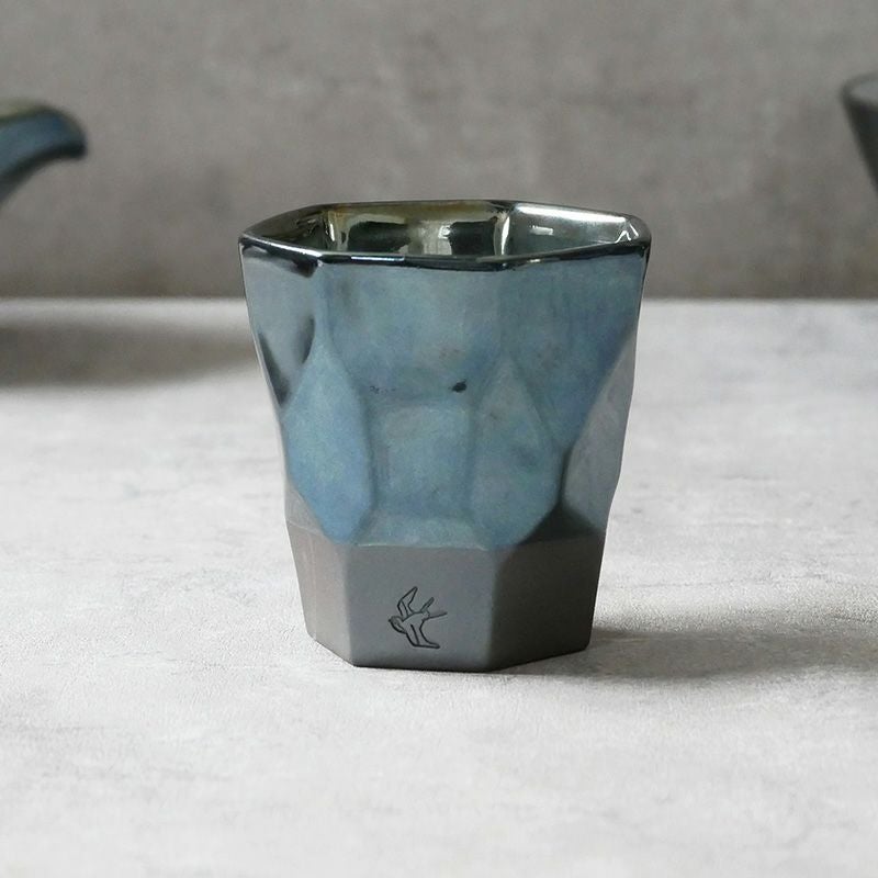 メタリックな釉薬が施された美しい酒器