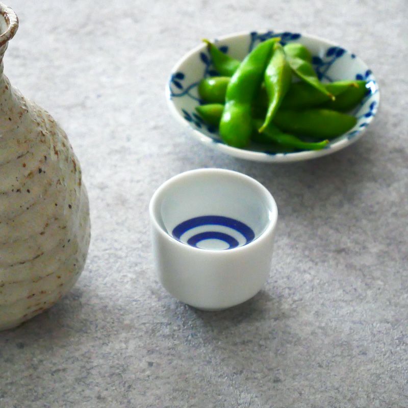 日本酒を楽しむ、シンプルな酒器。