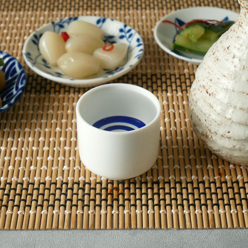 日本酒を楽しむ、シンプルな酒器。