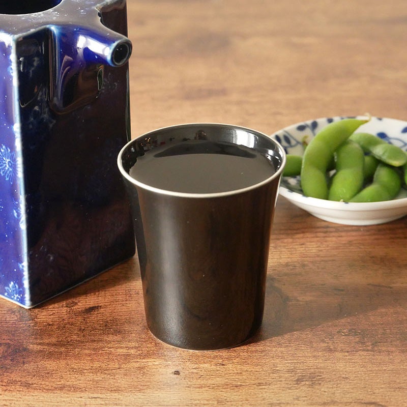 日本酒を楽しむ、シンプルな酒器。