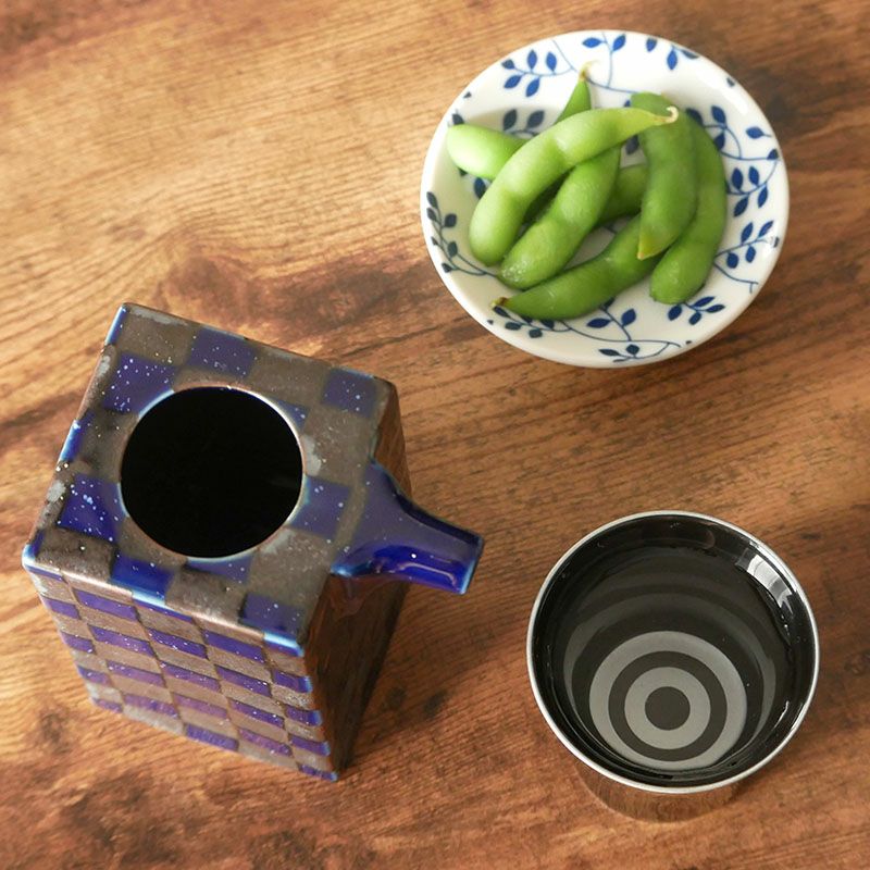 日本酒を楽しむ、シンプルな酒器。