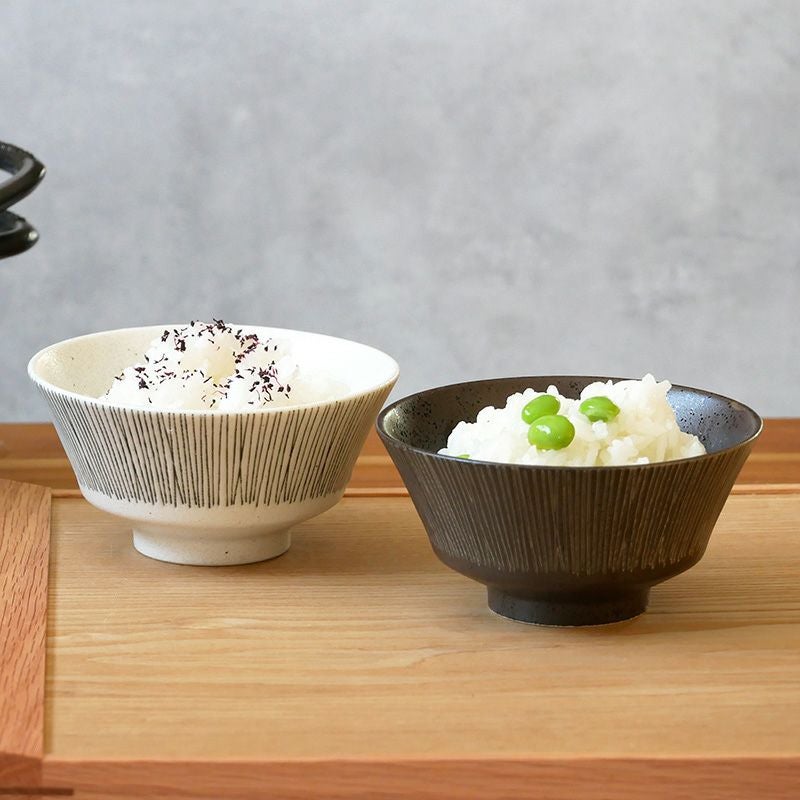 ストライプ模様が料理を引き立てる、美しいお皿のセット。