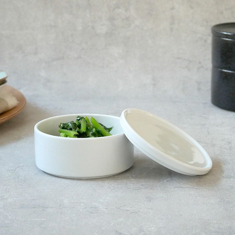 おしゃれな小皿としても使える、陶製保存容器の蓋。