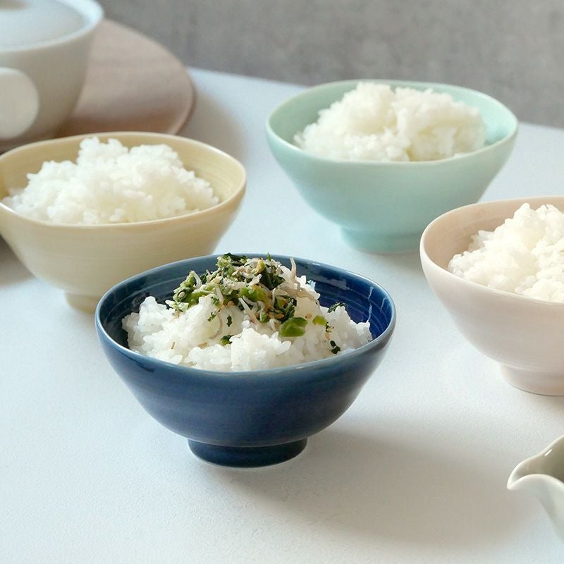 繊細でやわらかな曲線の茶碗。