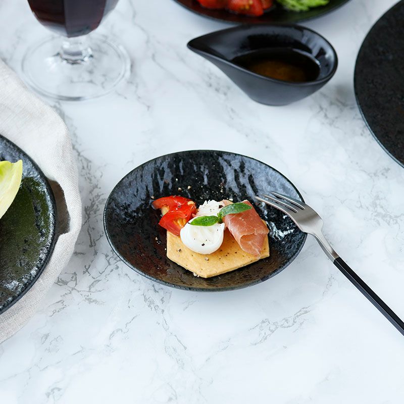 お店のような雰囲気を味わえる、モダンな黒いプレートセット