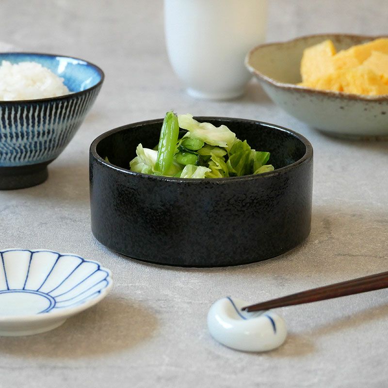 まっすぐに重なるので場所をとらない小鉢。