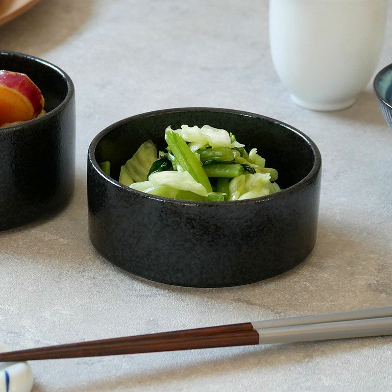 まっすぐに重なるので場所をとらない小鉢。