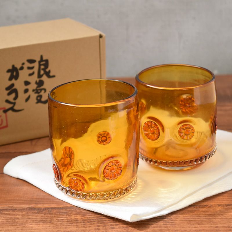 上質な雰囲気を作り出す琥珀色のロックカップ