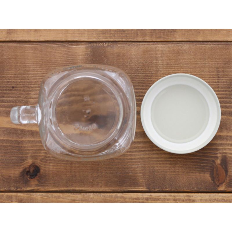 シンプルな蓋つきガラス製ドリンクジャー