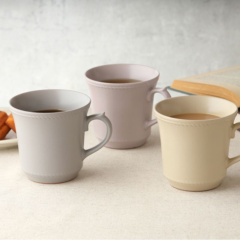 カフェ気分が楽しめる、カラフルなマグ