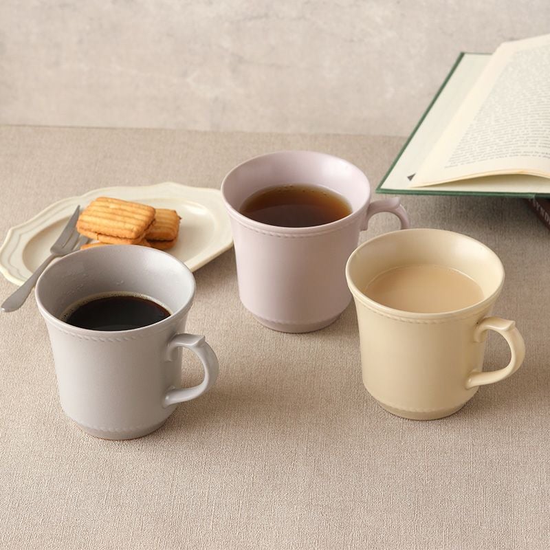 カフェ気分が楽しめる、カラフルなマグ