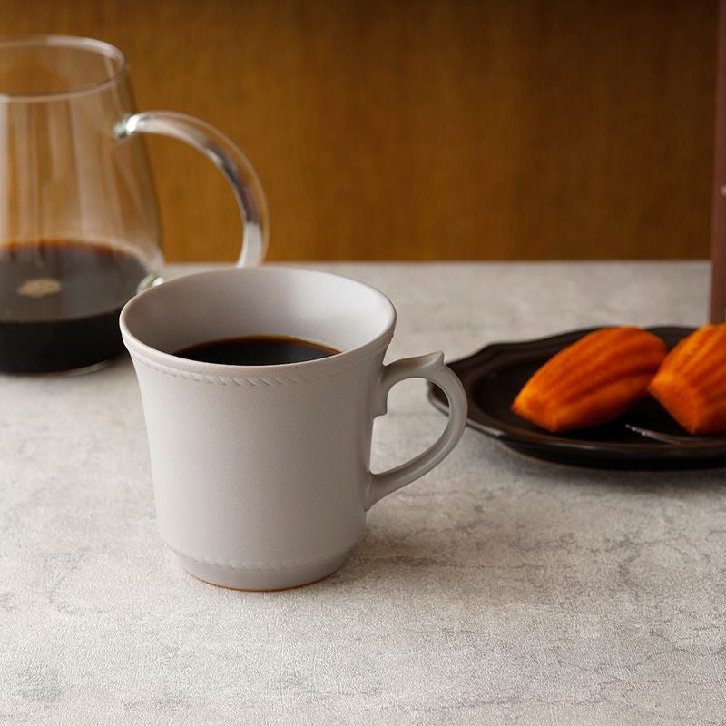 カフェ気分が楽しめる、カラフルなマグ
